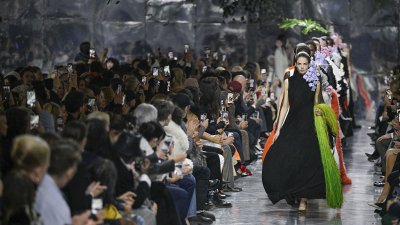 Dior Haute Couture за пролет-лято 2026: цветя, обем и красиви материи (+Снимки)