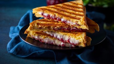 Тост с камембер и червени боровинки