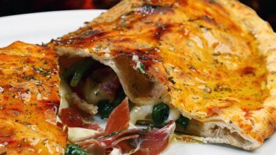 Пица калцоне с пиле и бекон