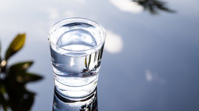 4 ползи от алкалната вода (и как да си я приготвим)