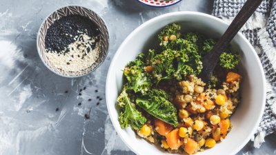 Киноа със сладки картофи и кейл