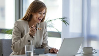 Защо не трябва да обядвате на бюрото си? 