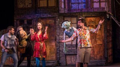 Бродуейският мюзикъл „Авеню Q“ вече и на родна сцена