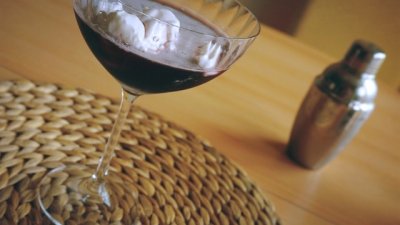 Коктейл с черна водка и сладолед – видео рецепта