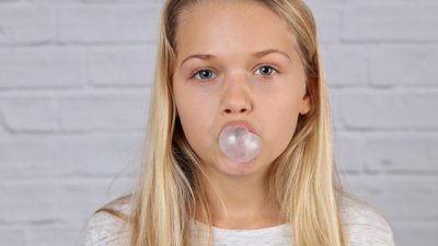 Как да отстраним дъвка от косата на детето без ножици 