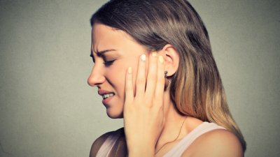 Бабини лекове при болки в ушите