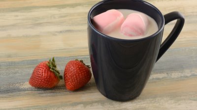 Горещ шоколад с ягоди и маршмелоу 