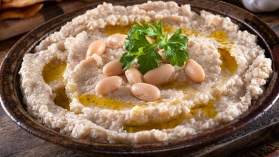 Дип с боб и кориандър 