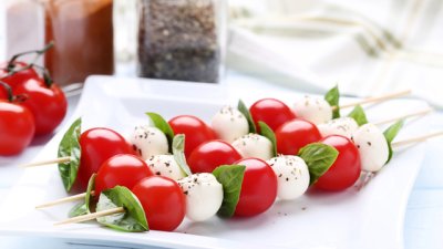 Шишчета с домати и моцарела 