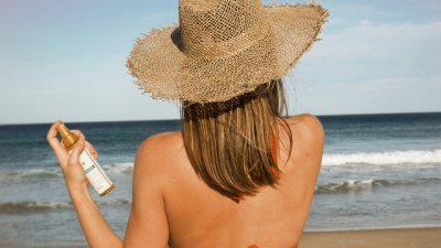 Как да запазите мекотата и цвета на косата си през лятото