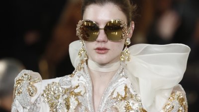 Златни декорации и масивни бижута в колекцията на Elie Saab