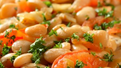 Постна салата с боб и лук