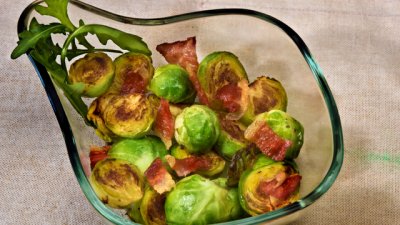 Запържено брюкселско зеле с бекон и лук