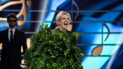 Поли Генова е първият участник, който свали маската