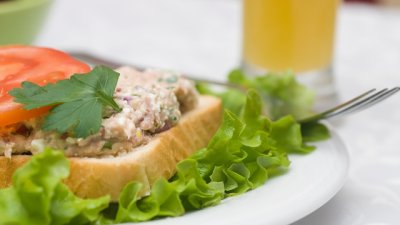 Пикантна салата с пушена риба