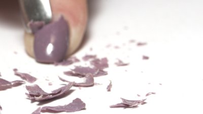 Как да свалите изкуствените нокти, без да увредите своите? 