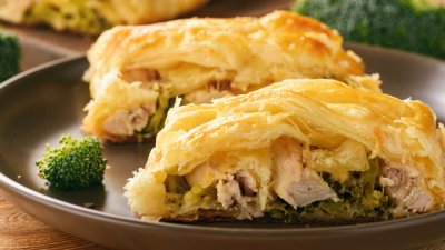 Пай с пилешко, броколи и чедър 