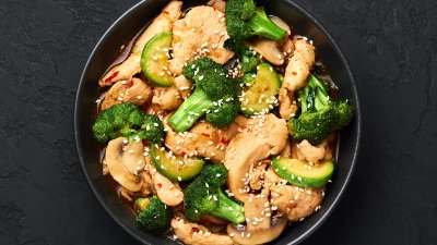 Пиле с броколи по азиатски