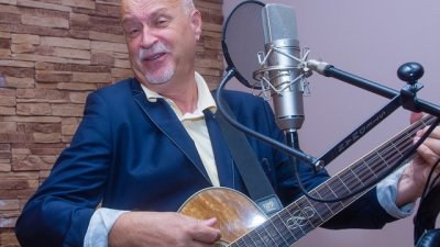 Барабанистът на „Сигнал“ дава шанс на млади изпълнители