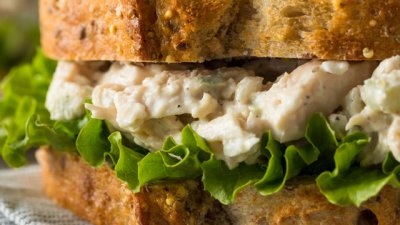 Сандвич с пилешко и зеленчуци в сос 