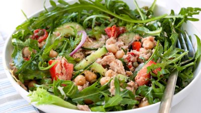 Салата с риба тон, нахут и рукола 