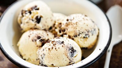 Домашен сладолед с бисквити и орехи