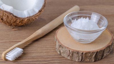 Защо да миете зъбите си с кокосово масло