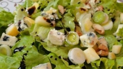 Зелена салата с орехи и ябълка
