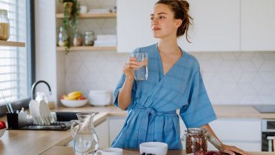 Защо е важно да пиете вода веднага след събуждане