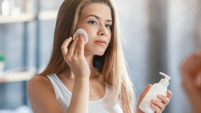 Домашен тоник за почистване на грим с жожоба и бадем