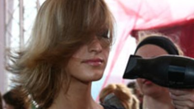 Проведе се ателие за адаптирането на цвета към вида на подстригването