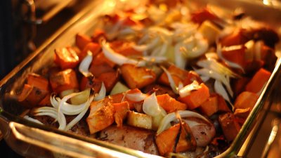 Пилешки бутчета с топено сирене, гъби и картофи