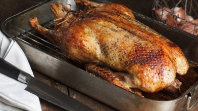 Пълнена патица с ябълки, целина и лук