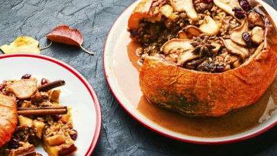 Пълнена тиква с плодове, ядки и мед