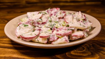 Салата с репички и кисело мляко