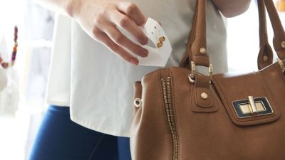 Дамска чанта: Какво трябва да бъде там?