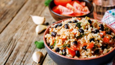 Мексикански ориз с боб и маслини 