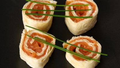 Рулца със сьомга и палачинки