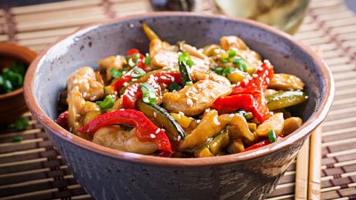 Пиле с чоризо, тиквичка и чушки 