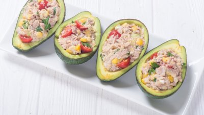 Пълнено авокадо с риба тон, домати и царевица 