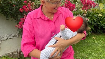 Николина Чакърдъкова стана баба за пети път