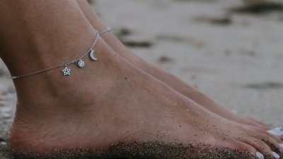 Гривни за крак – най-горещият аксесоар за лятото 