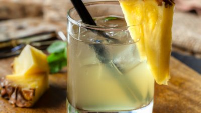 Коктейл с ром, ананас и кокосова вода