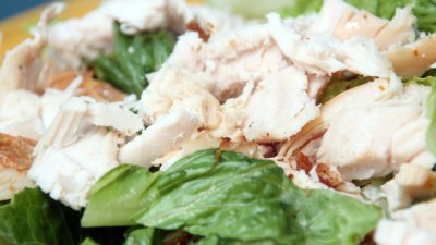 Салата с пилешко и китайско зеле