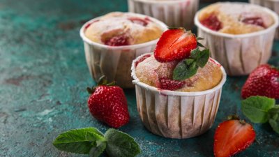 Мъфини с пресни ягоди и ягодов сироп