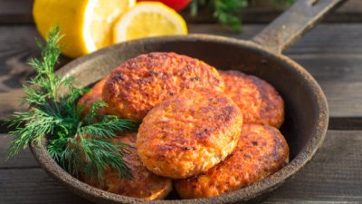 Печени кюфтета със сьомга и лук