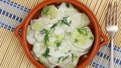 Лятна салата с краставици и сметана 