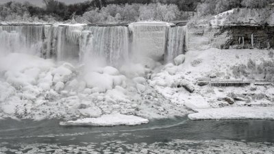 Впечатляваща гледка: Ниагарският водопад замръзна