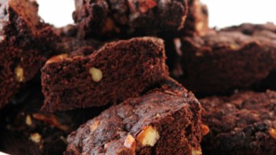 Шоколадови блокчета с ядки, череши и коняк