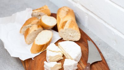 Запечена франзела със сирене бри